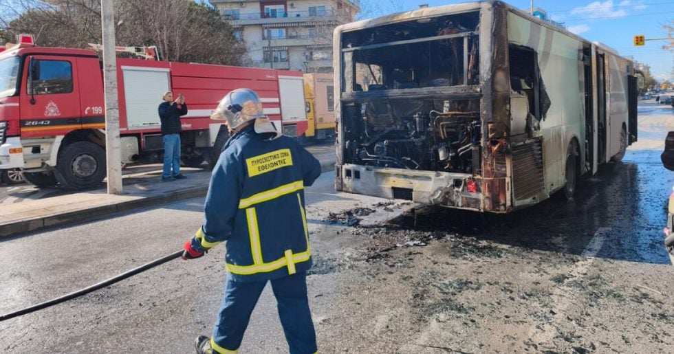 Πάμε… κι όπου καεί το λεωφορείο